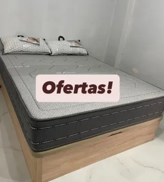 Canapé y colchón de madera