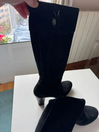 Bota tacón negra ante