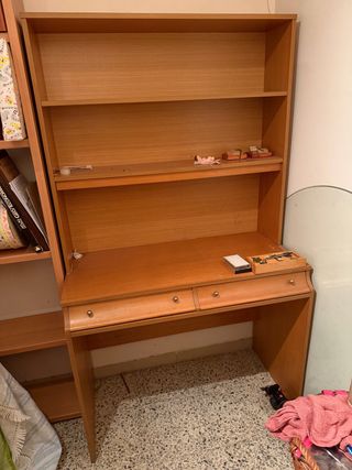 Escritorio madera con estantería