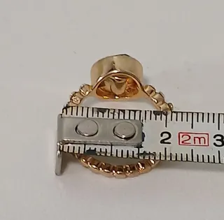 Anillo antiguo con piedra verde y detalles dorados