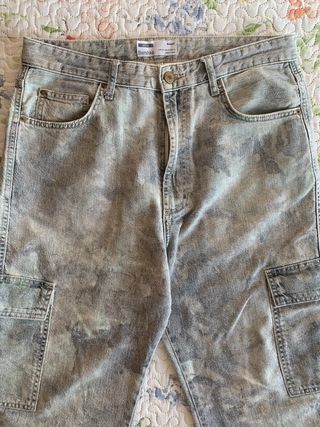 Pantalon Bershka baggy camuflaje (T. 40)