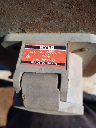 Enchufe industrial con tapa