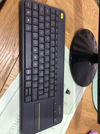 Pantalla Samsung S19C150 y Teclado Logitech