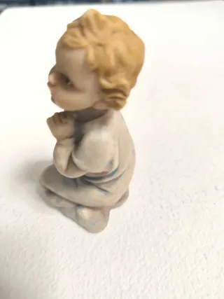 Niño Jesús rezando figura