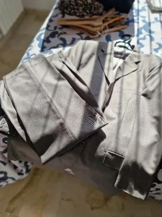 Traje versace de chaqueta y pantalón gris