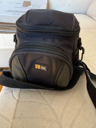 cámara Olympus negra con funda