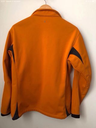 Chaqueta de invierno naranja y negra