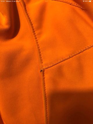 Chaqueta de invierno naranja y negra