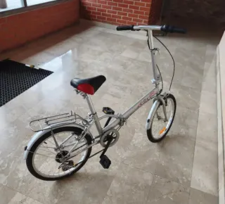 Bicicleta plegable plateada