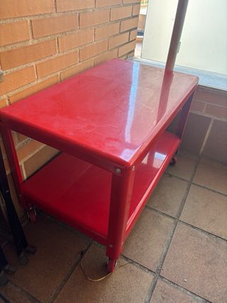 Mesa auxiliar roja con ruedas