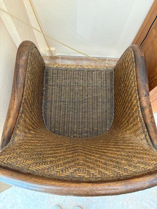 Sillón de ratán y madera