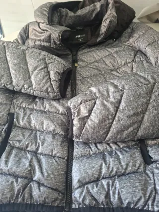 Cazadora acolchada gris y negra