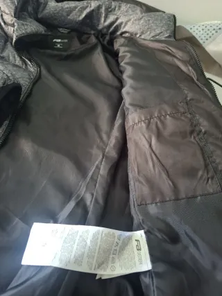 Cazadora acolchada gris y negra