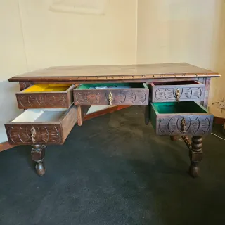 Antiguo escritorio estilo castellano con 5 cajones