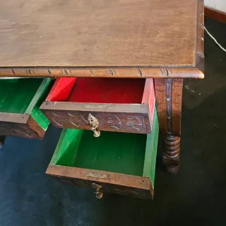 Antiguo escritorio estilo castellano con 5 cajones