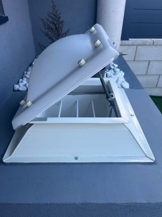 Claraboya de tejado cuadrada con apertura manual