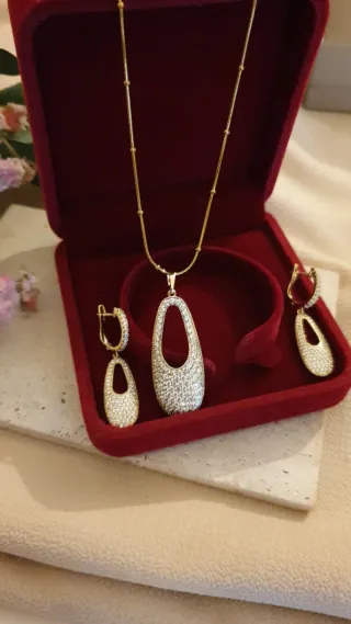 Conjunto collar y pendientes chapado oro