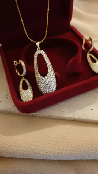 Conjunto collar y pendientes chapado oro