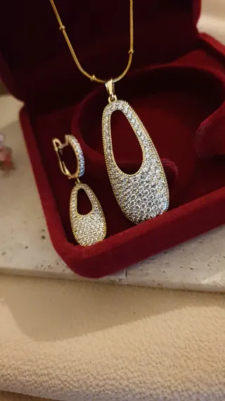 Conjunto collar y pendientes chapado oro