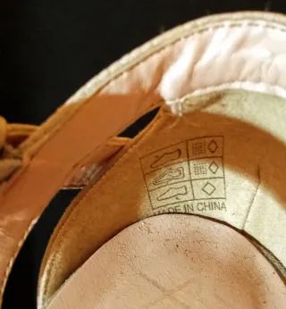 Zapatos de tacón y plataforma beige.