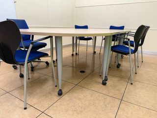 MESAS MODULARES DIVISIBLES PARA AULAS, REUNIONES.