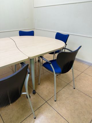 MESAS MODULARES DIVISIBLES PARA AULAS, REUNIONES.
