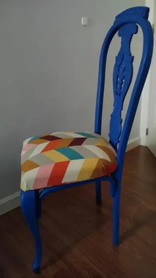 Silla clásica restaurada azul. Asiento multicolor