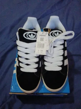 Zapatillas Adidas Negras y Blancas Casual