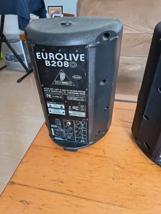 Altavoces Behringer B208D