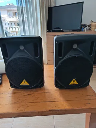 Altavoces Behringer B208D