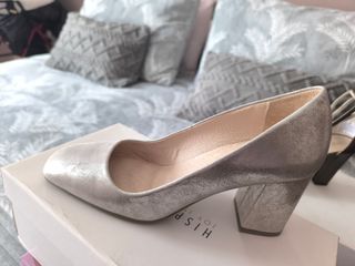 Zapatos de tacón plateados