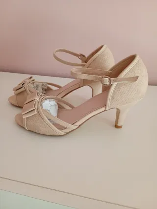 Zapatos de tacón beige con lazo