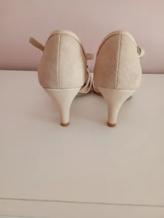 Zapatos de tacón beige con lazo