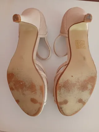Zapatos de tacón beige con lazo