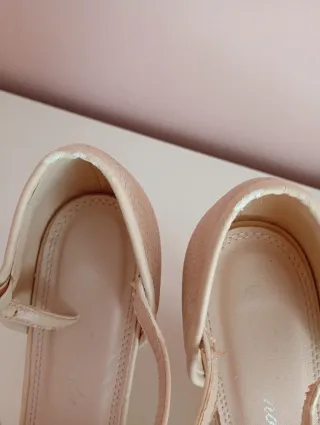 Zapatos de tacón beige con lazo