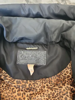 Chaqueta negra con capucha de pelo