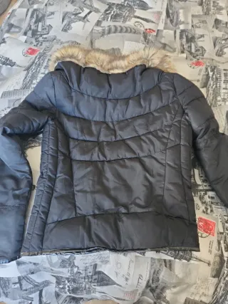 Chaqueta negra con capucha de pelo