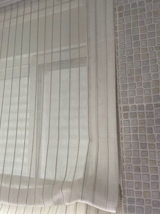 Estor de tejido beige y blanco