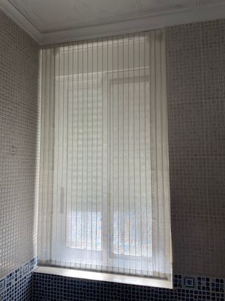 Estor de tejido beige y blanco