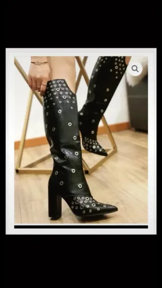 Botas altas negras con tachuelas