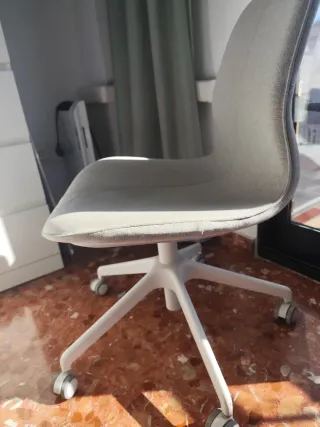 Silla de oficina blanca con ruedas