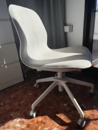 Silla de oficina blanca con ruedas