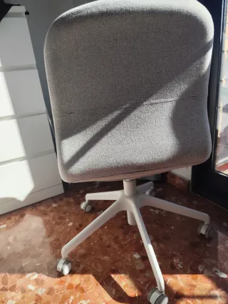 Silla de oficina blanca con ruedas