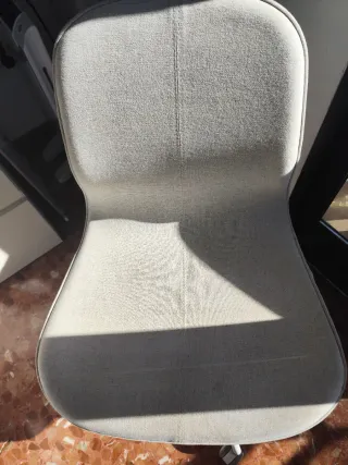 Silla de oficina blanca con ruedas