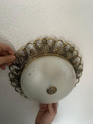 Plafón de techo dorado y blanco