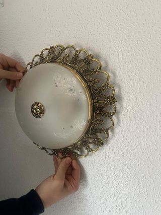 Plafón de techo dorado y blanco