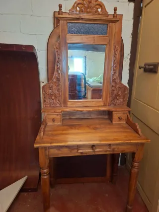 Tocador de madera con espejo