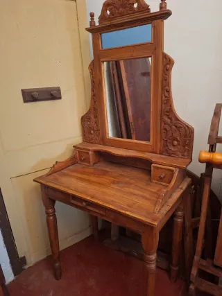 Tocador de madera con espejo
