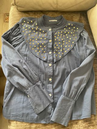 Camisa azul con detalles dorados