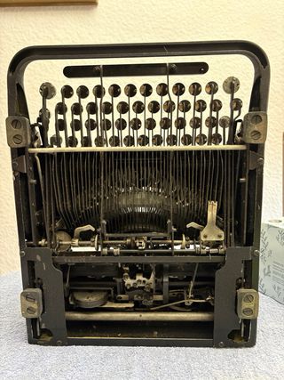 Máquina de escribir Hispano Olivetti Studio 46